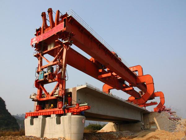 <strong>架桥机喂梁作业中运梁车与架桥机协同配</strong>