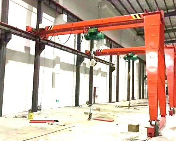 <strong>半门式起重机与全门式起重机相比选型时</strong>