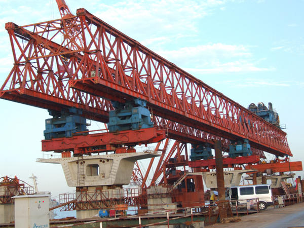 <strong>山东菏泽架桥机厂家架桥机过孔平衡与稳</strong>